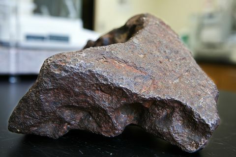 Professor Monaliza Sirbescu viser frem en meteoritt.