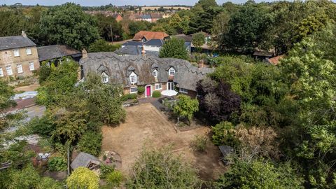 fortryllende hytte med halmtak til salgs i bedfordshire