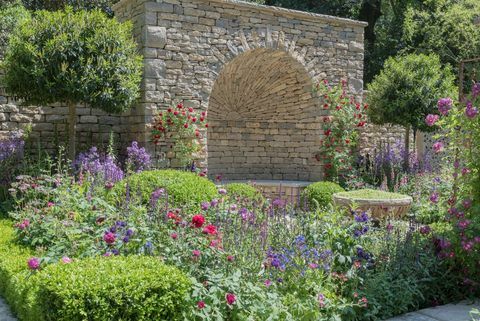 The Claims Guys: A Very English Garden designet av Janine Crimmins - Artisan garden - Chelsea Flower Show 2018