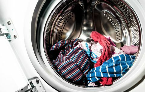 Klesvask inne i en vaskemaskintrommel