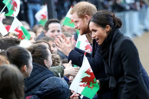Harry og Meghan møter barn i Cardiff