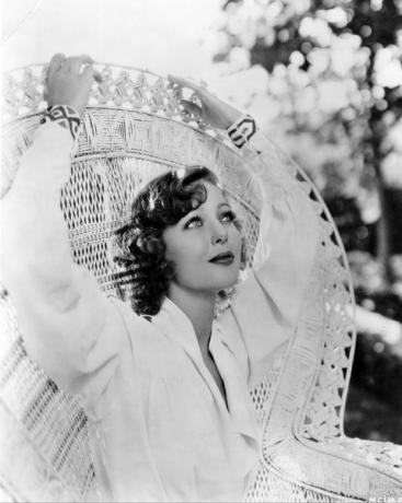 cirka 1930 amerikansk skuespillerinne Loretta young 1913 2000 sitter i en kurvstol med armene hevet over hodet, og holder kanten på stolen foto av hulton archivegetty images