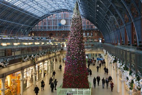 47ft floral juletre avduket på St Pancras internasjonale stasjon, London.