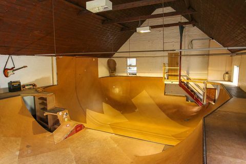 ombygd rådhus med eget skatepark er til salgs i norfolk