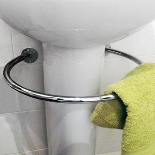 Stål rund håndklestativ under vasken