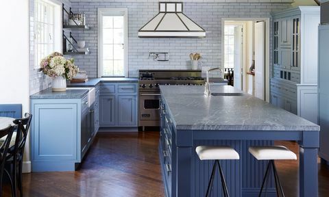 blått og hvitt kjøkken med klassisk design 