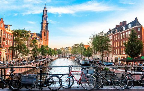 Utsikt over kanalen i Amsterdam