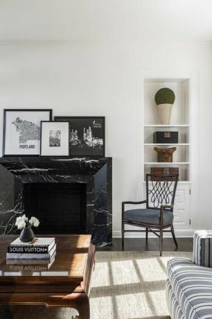 stue, svart marmorpeis, salongbord, salongbordbøker, blå og hvit stripet sofa