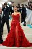 Salma Hayek hadde på seg en krøllet rød ballkjole på Met-gallaen i 2023