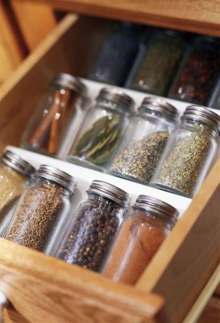 Kjøkkenskuff - nærbilde av krydder i krukker