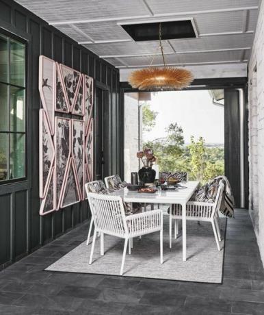 breezeway, hvitt bord og stoler, utendørs veggkunst