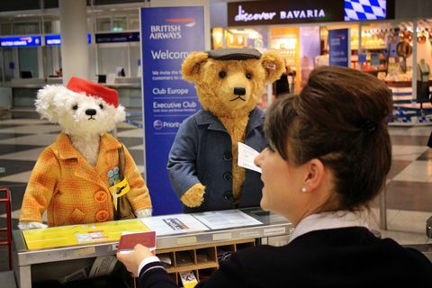 Steiff - Mr og fru Bair ved Heathrow ankomster