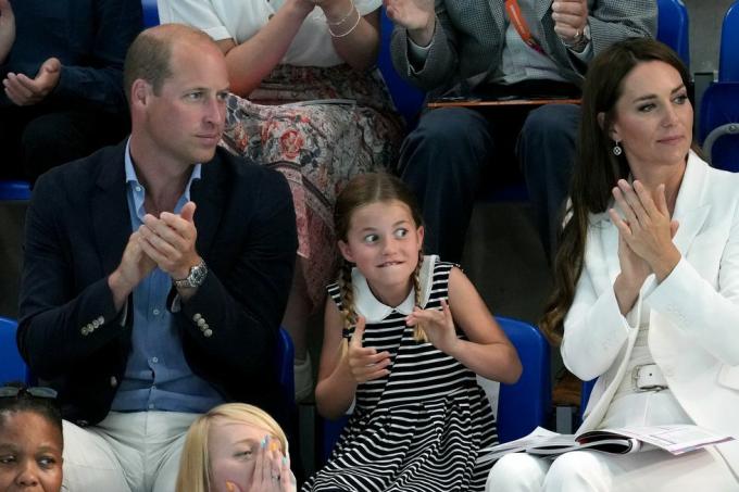 hertugen og hertuginnen av Cambridge med prinsesse Charlotte av Cambridge på Sandwell aquatics center på dag fem av 2022 Commonwealth Games i Birmingham bildedato tirsdag 2. august 2022 foto av jacob kingpa bilder via getty Bilder