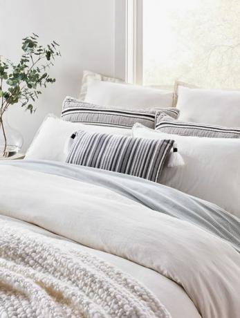 Hearth & Hand with Magnolia Bedding for Target av Joanna Gaines