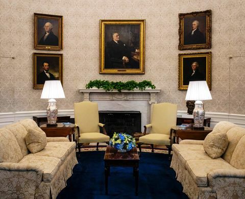 President Joe Bidens ovale kontor, med tapet valgt av Donald Trump og sofaer som først ble vist her av George W Bush