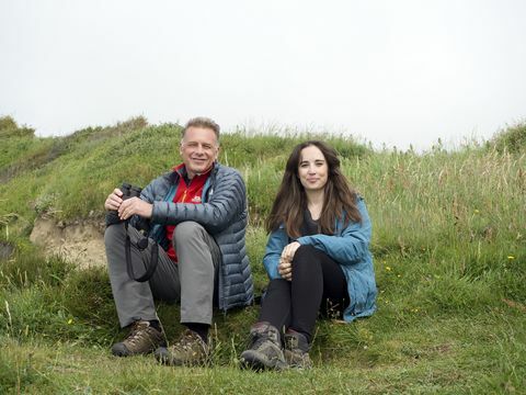 chris packham, megan mccubbin på en klippetopp i llangrannog