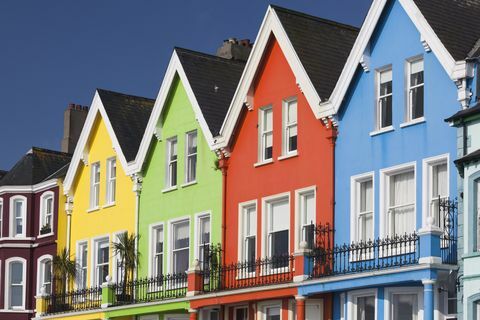 Storbritannia, Nord-Irland, County Antrim, Whitehead, Fasader på fargerike hus