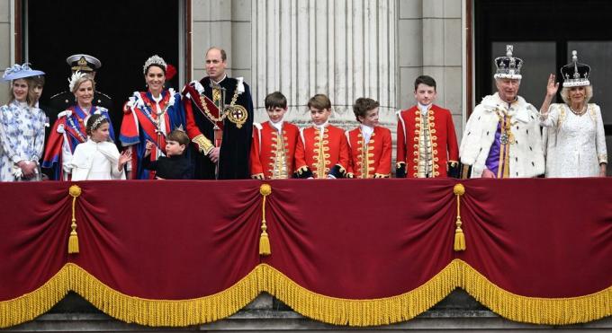 london, england mai 06 l r lady louise windsor, viseadmiral sir timothy laurence, sophie, hertuginne av edinburgh, prinsesse charlotte av wales, anne, prinsesse royal, catherine, prinsesse av wales, prins louis av wales, prins William, prins av wales, æresside lord oliver cholmondeley, prins george av wales, æresside nicholas barclay, æresside ralph tollemache, kong charles iii og dronning camilla på buckingham palace balkong under kroningen av kong charles iii og dronning camilla på 6. mai 2023 i london, england kroningen av charles iii og hans kone, camilla, som konge og dronning av Storbritannia i Storbritannia og Nord-Irland, og andre Commonwealth-riker finner sted i Westminster Abbey i dag charles tiltrådte tronen 8. september 2022, etter morens død, elizabeth ii, foto av samir husseinwireimage