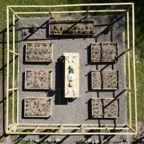 luftfoto av plantingssenger og bord