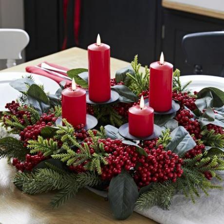 adventskrans - nostalgisk bord midtpunkt rød bærkrans rød truglow slanke lys