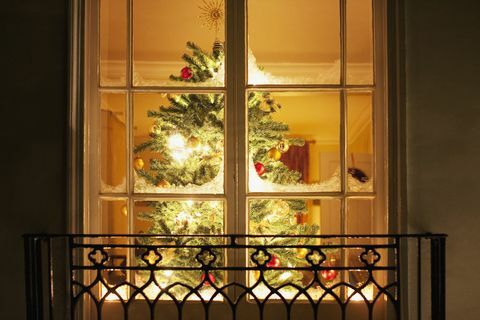 Julepynt på tre bak vindu