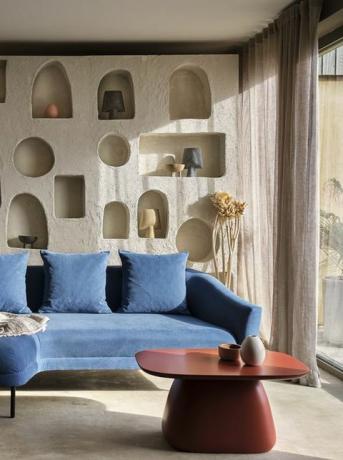 koselig stue med naturlig lys og blå sofa