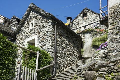 Sveits, Ticino, Corippo, typiske hus i natursteiner