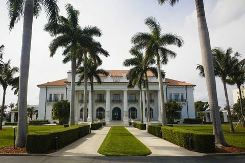 fasade av et museum, flagler museum, palmestrand, florida, usa