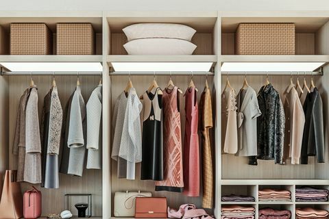 moderne tre garderobe med kvinneklær hengende på jernbane i walk in closet design interiør, 3d-gjengivelse