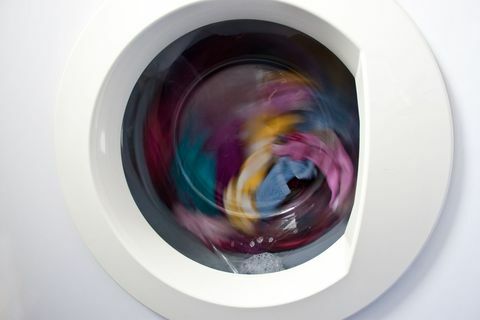 Fargerik klesvask som spinner i vaskemaskin.