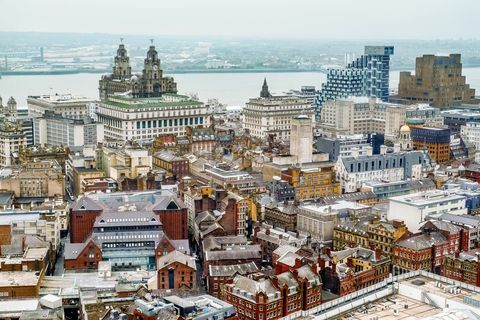 forhøyet utsikt over Liverpools ikoniske skyline fra innlandet, med utsikt over havet tidlig solnedgang tid øst wirral kan sees i det fjerne, inkludert Birkenhead-bryggene, Seacombe, Royal Liver Building, Three Graces og Wallasey3. november 2015