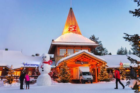 Snømann på Santa Office i Santa Village Rovaniemi Lapplandsaften