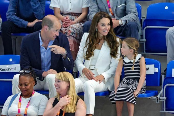 britains prins William, hertugen av cambridge l, britains prinsesse charlotte av cambridge r og britains catherine, hertuginne av cambridge c, delta på sandwell aquatics center for å se svømmingsarrangementene på dag fem av Commonwealth Games i Birmingham, sentral-england, 2. august 2022 bilde av chris jackson pool afp bilde av chris jacksonpoolafp via getty Bilder