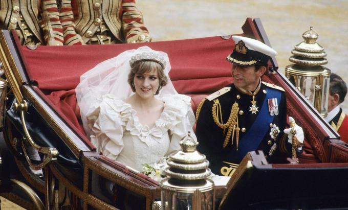 Diana, prinsesse av Wales og prins Charles kjører i vogn etter bryllupet i St. Paul's Cathedral 29. juli 1981 i London, England. (Foto av Anwar HusseinWireImage)