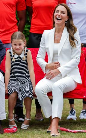 britains catherine, hertuginnen av cambridge r og britains prinsesse charlotte av cambridge Jeg poserer for en fotografering under et besøk til sportsaid house på dag fem av Commonwealth Games i Birmingham, Sentral-England, 2. august 2022 ble hertuginnen skytshelgen for sportsaid i 2013, team england futures-program er et partnerskap mellom sportsaid, sport england og Commonwealth Games england som vil se rundt 1000 talentfulle unge idrettsutøvere og aspirerende støttepersonell muligheten til å delta på spillene og ta en førstehånds titt bak kulissene foto av chris jackson pool afp foto av chris jacksonpoolafp via getty images