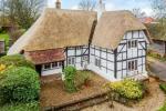 400 år gammel Thatched Cottage til salgs i Hampshire