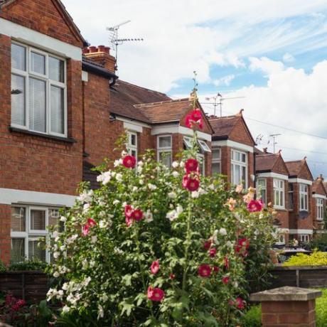 en rad med moderne forstads rekkehus i berkshire, nær den britiske hovedstaden, london