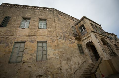 valletta, malta 26. november utsiden av villa guardamangia er sett 26. november 2015 i valletta, malta villaen i utkanten av Valletta og som har forfalt, er det eneste huset utenfor Storbritannia som en britisk monark har bodd i dronningen bodde kl. eiendommen da ektemannen, hertugen av Edinburgh, var stasjonert i malta som en betjent kongelig marineoffiserfoto av matt cardygetty Bilder