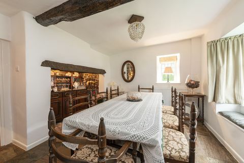 vakker hytte til salgs i hjertet av landsbyen Milton Abbas, Dorset