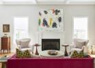 Michelle Gage designer et familiehus rundt en fet, rosa sofa