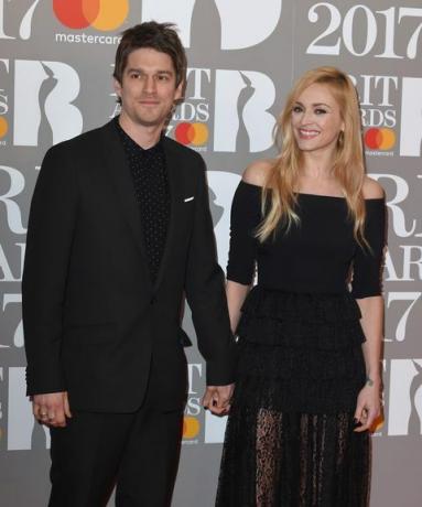 Jesse Wood og Fearne Cotton deltar på BRIT Awards 2017