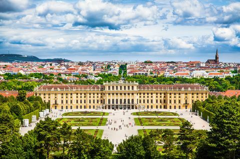 Nydelig utsikt over det berømte Schonbrunn-palasset med stor Parterre-hage i Wien, Østerrike