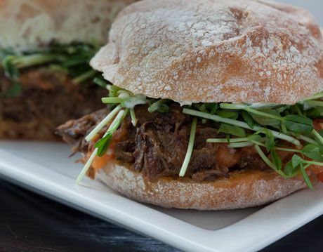 stekt kort ribsandwich med pepperrotkrem og stekt tomatvinaigrette