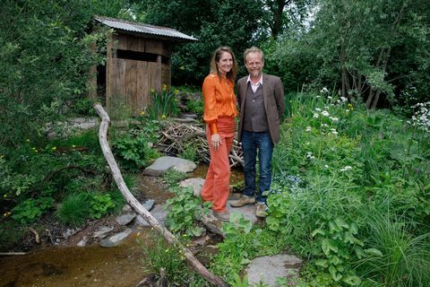 beste utstillingshagedesignere, lulu urquhart og adam hunt, poserer i sin 'rewilding great britain landscape'-hage på rhs chelsea flower show 2022, tirsdag 24. mai 2022 rhs luke macgregor