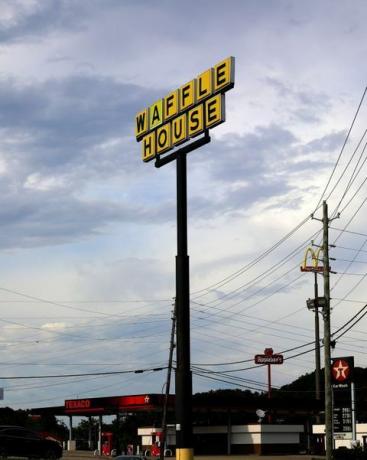 birmingham, al juli 05 waffle house restaurant signage i birmingham, alabama 5. juli 2018 foto av raymond boydgetty bilder