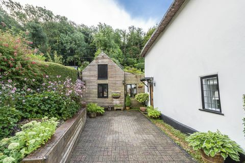 vakker hytte til salgs i hjertet av landsbyen Milton Abbas, Dorset