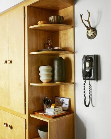 gammel telefon på veggen