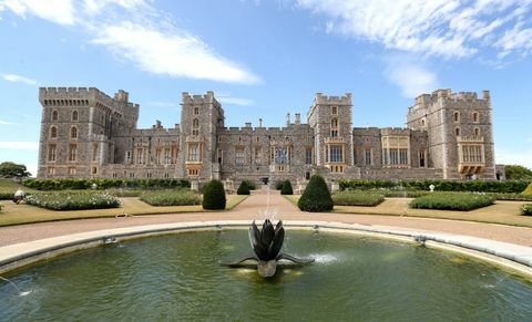 windsor, england 05 august besøkende ser rundt windsor slott øst terrasse hage når det forbereder seg til å åpne for publikum på windsor slott på 5. august 2020 i Windsor, England, dette er første gang på over førti år hagene har vært åpne for det offentlige bildet av Chris Jacksonongetty Bilder