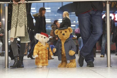 Heathrow juleannonse - Steiff bærer Doris og Edward Bair på Heathrow flyplass