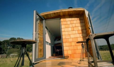 Channel 4 - George Clarkes Amazing Spaces - storfehenger - luksuriøs campingvogn - terrassebord